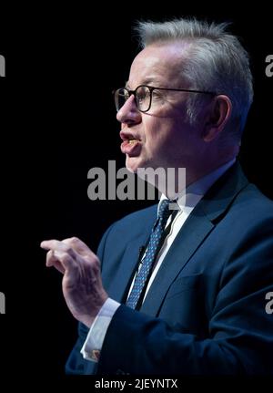 Le secrétaire d'État à la mise à niveau, le ministre du logement et des collectivités, Michael Gove, s'adresse à la conférence annuelle de l'Association des gouvernements locaux au Centre des congrès de Harrogate dans le North Yorkshire. Date de la photo: Mardi 28 juin 2022. Banque D'Images