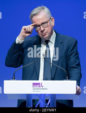 Le secrétaire d'État à la mise à niveau, le ministre du logement et des collectivités, Michael Gove, s'adresse à la conférence annuelle de l'Association des gouvernements locaux au Centre des congrès de Harrogate dans le North Yorkshire. Date de la photo: Mardi 28 juin 2022. Banque D'Images