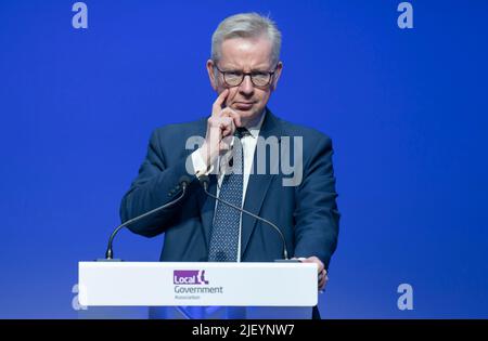 Le secrétaire d'État à la mise à niveau, le ministre du logement et des collectivités, Michael Gove, s'adresse à la conférence annuelle de l'Association des gouvernements locaux au Centre des congrès de Harrogate dans le North Yorkshire. Date de la photo: Mardi 28 juin 2022. Banque D'Images