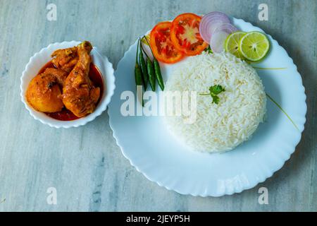 Le délicieux curry de poulet de style bengali est prêt à servir. Banque D'Images