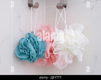 Laveurs de douche bleus, roses et blancs. Gros plan. Banque D'Images