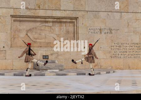 ATHÈNES, GRÈCE - MAI 06 2022: Gardes cérémoniels présidentiels - Evzones à la tombe du Soldat inconnu devant le Parlement grec, Athènes, GR Banque D'Images