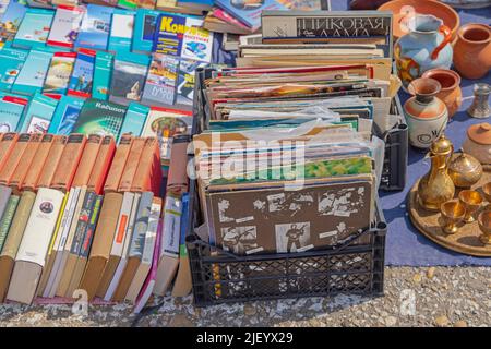 Belgrade, Serbie - 18 juin 2022: Retro Vinyl LP Records et vieux livres à vendre au marché aux puces. Banque D'Images