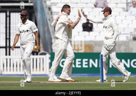 LONDRES, ROYAUME-UNI. 28th JUIN Conor McKerr, de Surrey, célèbre le cricket de Jordan Cox, de Kent, lors du match de la LV= County Championship Division 1 entre Surrey et Kent au Kia, Oval, Londres, le mardi 28th juin 2022. (Crédit : Robert Smith | ACTUALITÉS MI) crédit : ACTUALITÉS MI et sport /Actualités Alay Live Banque D'Images