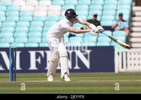 LONDRES, ROYAUME-UNI. JUIN 28th Jordan Cox de Kent en action de batting pendant le match LV= County Championship Division 1 entre Surrey et Kent au Kia, Oval, Londres, le mardi 28th juin 2022. (Crédit : Robert Smith | ACTUALITÉS MI) crédit : ACTUALITÉS MI et sport /Actualités Alay Live Banque D'Images