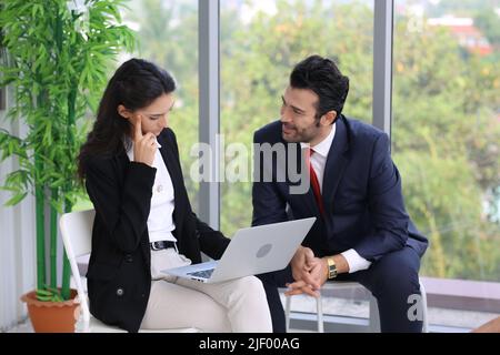 Homme d'affaires donnant un discours sur les réunions d'affaires avec des collègues, discutant des idées de travail et des projets, faisant de la présentation une place dans le bureau moderne. Équipe Banque D'Images