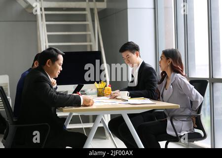 Homme d'affaires donnant un discours sur les réunions d'affaires avec des collègues, discutant des idées de travail et des projets, faisant de la présentation une place dans le bureau moderne. Équipe Banque D'Images