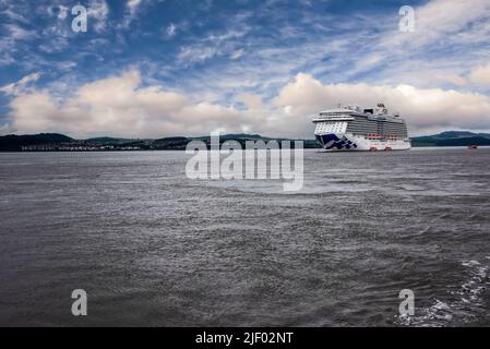 South Queensferry, Écosse - 14 août 2018 : navire de croisière Princess, la princesse royale, ancré dans le fleuve Forth. Banque D'Images