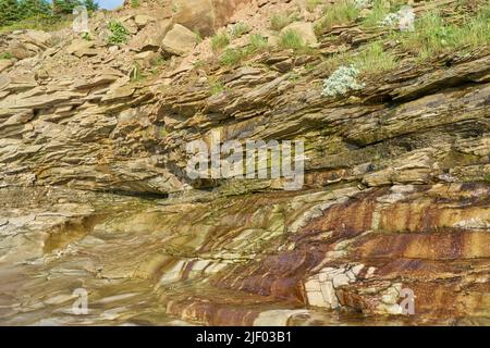 L'eau s'infiltre des falaises qui s'élèvent de l'océan Atlantique près de South Bar Nouvelle-Écosse. Les falaises sont composées principalement de grès, de mudstone A. Banque D'Images