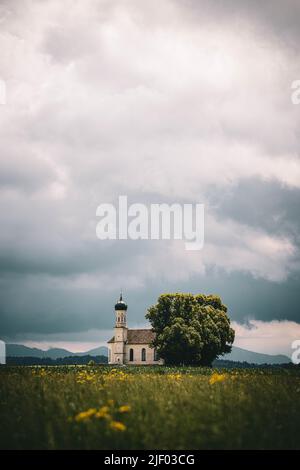 Une verticale de l'église Saint-Andrae dans un champ de mise, région de Pfaffenwinkel, haute-Bavière, Allemagne Banque D'Images