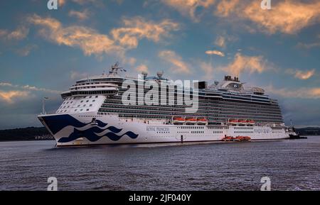 South Queensferry, Écosse - 14 août 2018 : navire de croisière Princess, la princesse royale, ancré dans le fleuve Forth. Banque D'Images