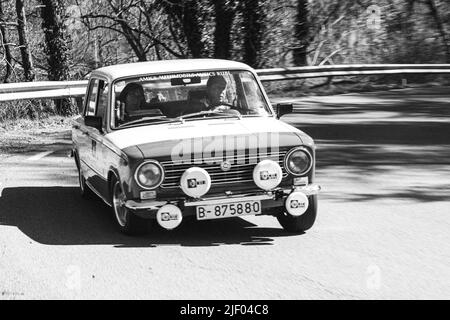 voiture de sport de rallye espagnole dans la rue. Siège 124 Banque D'Images