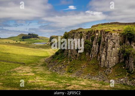 Mur d'Hadrien au sommet des griffes de Peel à Steel Rigg avec Crag Lough en arrière-plan, Northumberland, Angleterre Banque D'Images