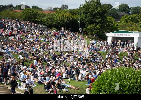Spectateurs sur la colline le deuxième jour des Championnats de Wimbledon 2022 au All England Lawn tennis and Croquet Club, Wimbledon. Date de la photo: Mardi 28 juin 2022. Banque D'Images