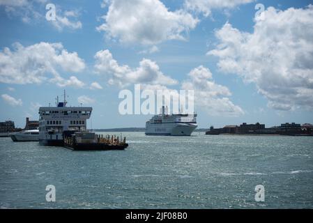 Les ferries bretons bateau Normandie entrant dans le port de Portsmouth, passé quelques ferries Wightlink. Banque D'Images