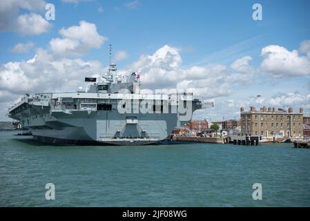 Le porte-avions britannique HMS Prince of Wales s'est amarré à la base navale de Portsmouth. Banque D'Images