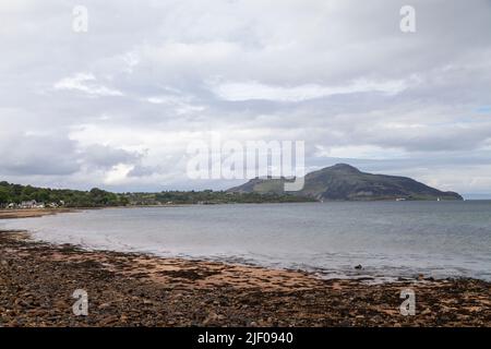 Vue sur l'île Sainte depuis la baie de Whiting sur l'île d'Arran, en Écosse Banque D'Images