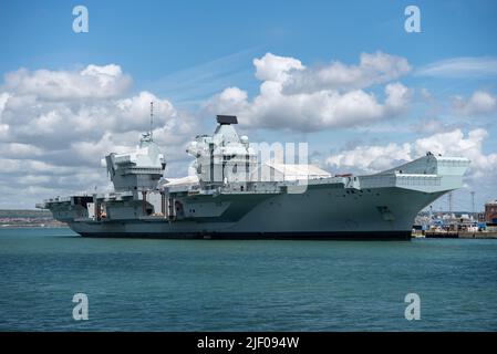 Le vaisseau amiral de la flotte navale britannique, le HMS Queen Elizabeth, a été amarré à la base navale de Portsmouth. Banque D'Images