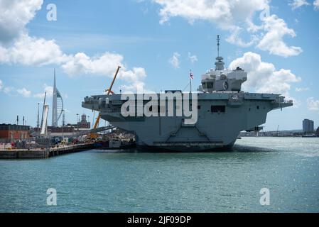 Le vaisseau amiral de la flotte navale britannique, le HMS Queen Elizabeth, a été amarré à la base navale de Portsmouth. Banque D'Images