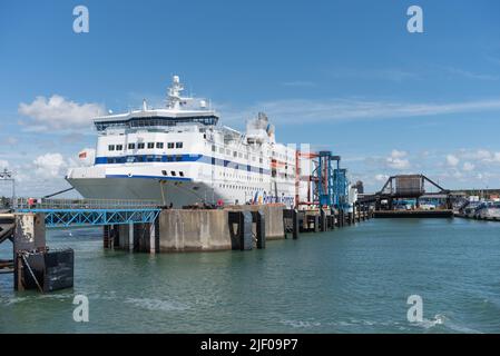 La Normandie, un navire Brittany Ferries qui charge et décharge sur le quai de Portsmouth. Banque D'Images