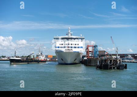 La Normandie, un navire Brittany Ferries qui charge et décharge sur le quai de Portsmouth. Banque D'Images