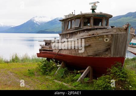 Vieux bateau de pêche hors de l'eau à Icy Strait point Alaska USA. Banque D'Images