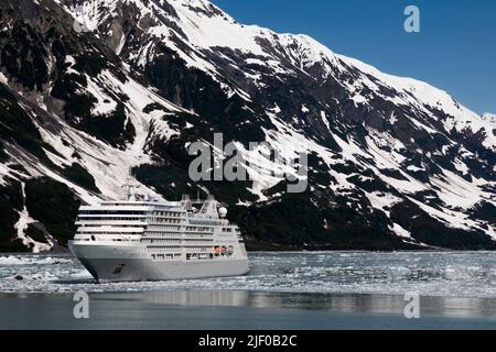 Bateau de croisière naviguant dans la baie de désenchantement près du glacier Hubbard Alaska USA Banque D'Images