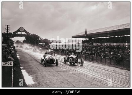 Le Grand Prix de France 1922 débute par une journée humide et sombre. Le Grand Prix de France 1922 (officiellement le XVI Grand Prix de l'automobile Club de France) était une course automobile du Grand Prix qui s'est tenue à Strasbourg le 15 juillet 1922. La course a parcouru plus de 60 tours du circuit 13,38km sur une distance totale d'un peu plus de 800km et a été remportée par Felice Nazzaro à bord d'une Fiat. Cette course est la première Grand Prix à présenter un départ en masse. Banque D'Images