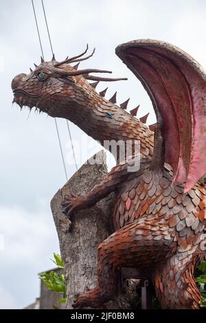 Statue de dragon de huit mètres de long montant grimpant un arbre à Fife en Écosse. Banque D'Images