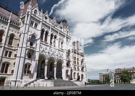 Une belle vue du Parlement hongrois contre un ciel bleu nuageux Banque D'Images