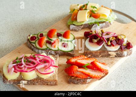 Une sélection de sandwichs ouverts végétariens de style danois Banque D'Images