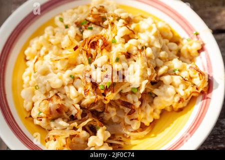 La recette du Käsespätzle est un plat végétarien autrichien composé de nouilles aux œufs maison (späetzle), de Mac et de fromage de style autrichien Banque D'Images