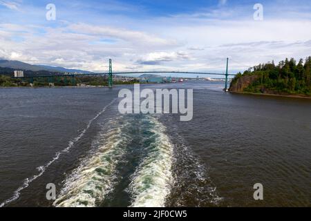 Bateau quittant le port de Vancouver sous le pont Lions Gate. Vancouver Colombie-Britannique Canada Banque D'Images