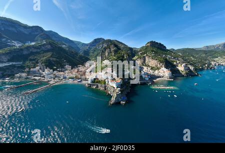 Vue d'en haut, vue imprenable sur le village d'Atrani. Atrani est une ville et une commune sur la côte amalfitaine dans la province de Salerne, Italie. Banque D'Images