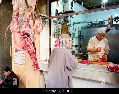 Maroc Fez. Le boucher dans le vieux souk de la Médina Banque D'Images