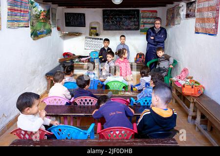 Maroc Fez. Enfants dans une salle de classe d'une école Banque D'Images