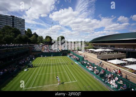 Vue générale du court dix-huit le deuxième jour des Championnats de Wimbledon 2022 au All England Lawn tennis and Croquet Club, Wimbledon. Date de la photo: Mardi 28 juin 2022. Banque D'Images