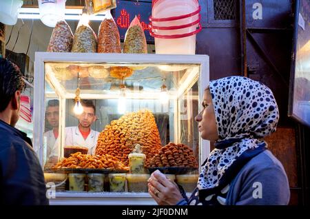 Maroc Fez. Vente de bonbons traditionnels marocains dans la médina Banque D'Images