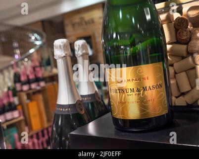 Intérieur du Fortnum & Mason Food & Drinks Hall avec une bouteille de champagne de luxe de la marque Fortnum & Mason Own vintage 2012 exposée dans le département des vins Banque D'Images