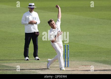 LONDRES, ROYAUME-UNI. 28th JUIN Sam Curran de Surrey en action de bowling lors du match de LV= County Championship Division 1 entre Surrey et Kent au Kia, Oval, Londres, le mardi 28th juin 2022. (Crédit : Robert Smith | ACTUALITÉS MI) crédit : ACTUALITÉS MI et sport /Actualités Alay Live Banque D'Images