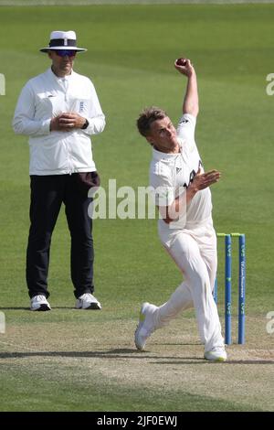 LONDRES, ROYAUME-UNI. 28th JUIN Sam Curran de Surrey en action de bowling lors du match de LV= County Championship Division 1 entre Surrey et Kent au Kia, Oval, Londres, le mardi 28th juin 2022. (Crédit : Robert Smith | ACTUALITÉS MI) crédit : ACTUALITÉS MI et sport /Actualités Alay Live Banque D'Images