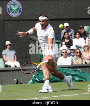 Londres, Royaume-Uni. 28th juin 2022. Rafael Nadal d'Espagne en action lors de son premier match rond contre Francisco Cerundolo d'Argentine le deuxième jour des championnats de Wimbledon 2022 à Londres sur 28 juin 2022. Photo de Hugo Philpott/UPI crédit: UPI/Alay Live News Banque D'Images