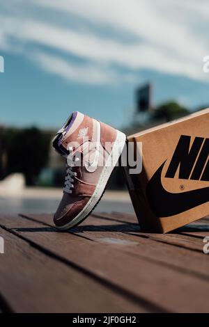 Un gros plan des sneakers Nike Air Jordan marron thé au lait avec un arrière-plan flou Banque D'Images