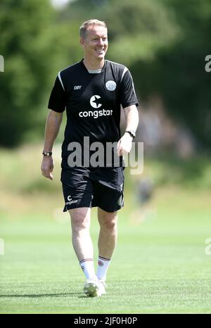 Hambourg, Allemagne. 28th juin 2022. Football, 2. Bundesliga, FC St. Pauli, séance photo pour la saison 2022/23 : Timo Schultz, entraîneur en chef du FC St. Pauli, sur le terrain d'entraînement. Credit: Michael Schwartz/dpa/Alay Live News Banque D'Images