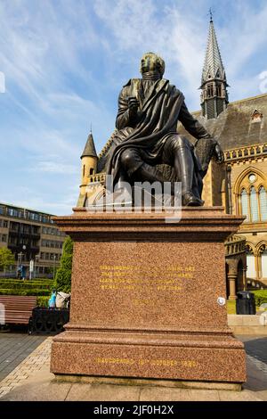 Statue de Robert Burns à l'extérieur des galeries McManus, Albert Square, Dundee, Angus, Écosse Banque D'Images