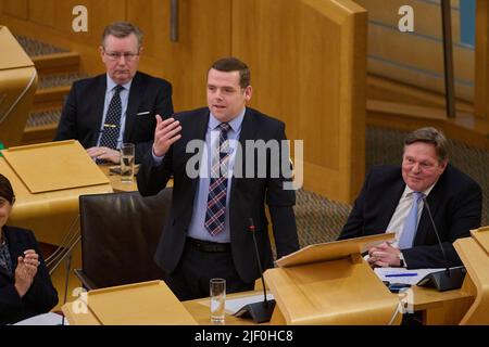 Edinburgh, Écosse, Royaume-Uni, 28 juin 2022. La première ministre écossaise, Nicola Sturgeon, au Parlement écossais, où elle établit une « feuille de route » pour un nouveau vote sur l'indépendance écossaise. Sur la photo. Chef conservateur écossais Douglas Ross. sst/alamy nouvelles en direct Banque D'Images