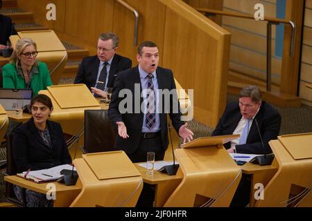 Edinburgh, Écosse, Royaume-Uni, 28 juin 2022. La première ministre écossaise, Nicola Sturgeon, au Parlement écossais, où elle établit une « feuille de route » pour un nouveau vote sur l'indépendance écossaise. Sur la photo. Chef conservateur écossais Douglas Ross. sst/alamy nouvelles en direct Banque D'Images