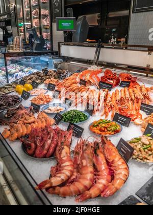 Harrods Food Hall intérieur DE POISSON FRAIS avec « le poissonnier » avec une grande variété de fruits de mer de Brixham UK sélectionnés à la main sur la glace écrasée à vendre, Harrods Food Hall Fishmonger grand magasin magasin Mall Shop, Brompton Rd, Knightsbridge, Londres SW1X 7XL Banque D'Images