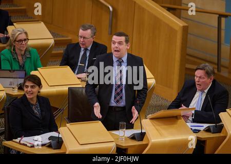 Edinburgh, Écosse, Royaume-Uni, 28 juin 2022. La première ministre écossaise, Nicola Sturgeon, au Parlement écossais, où elle établit une « feuille de route » pour un nouveau vote sur l'indépendance écossaise. Sur la photo. Chef conservateur écossais Douglas Ross. sst/alamy nouvelles en direct Banque D'Images