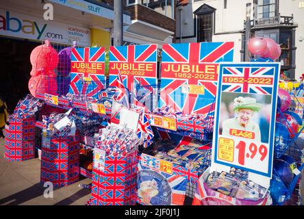 Des produits bon marché pour les célébrations du Jubilé de platine 2022 sur une exposition extérieure à Scarborough Banque D'Images